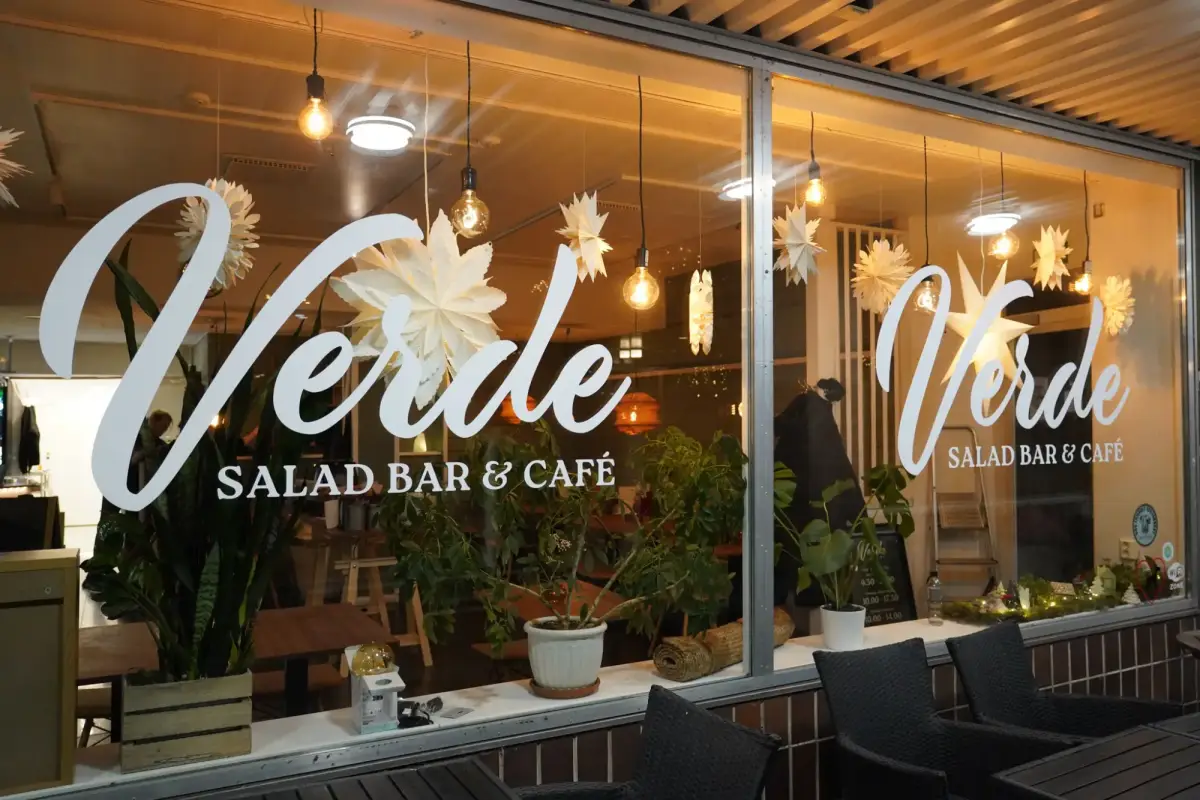 Fönstertejpning i lunchcafé