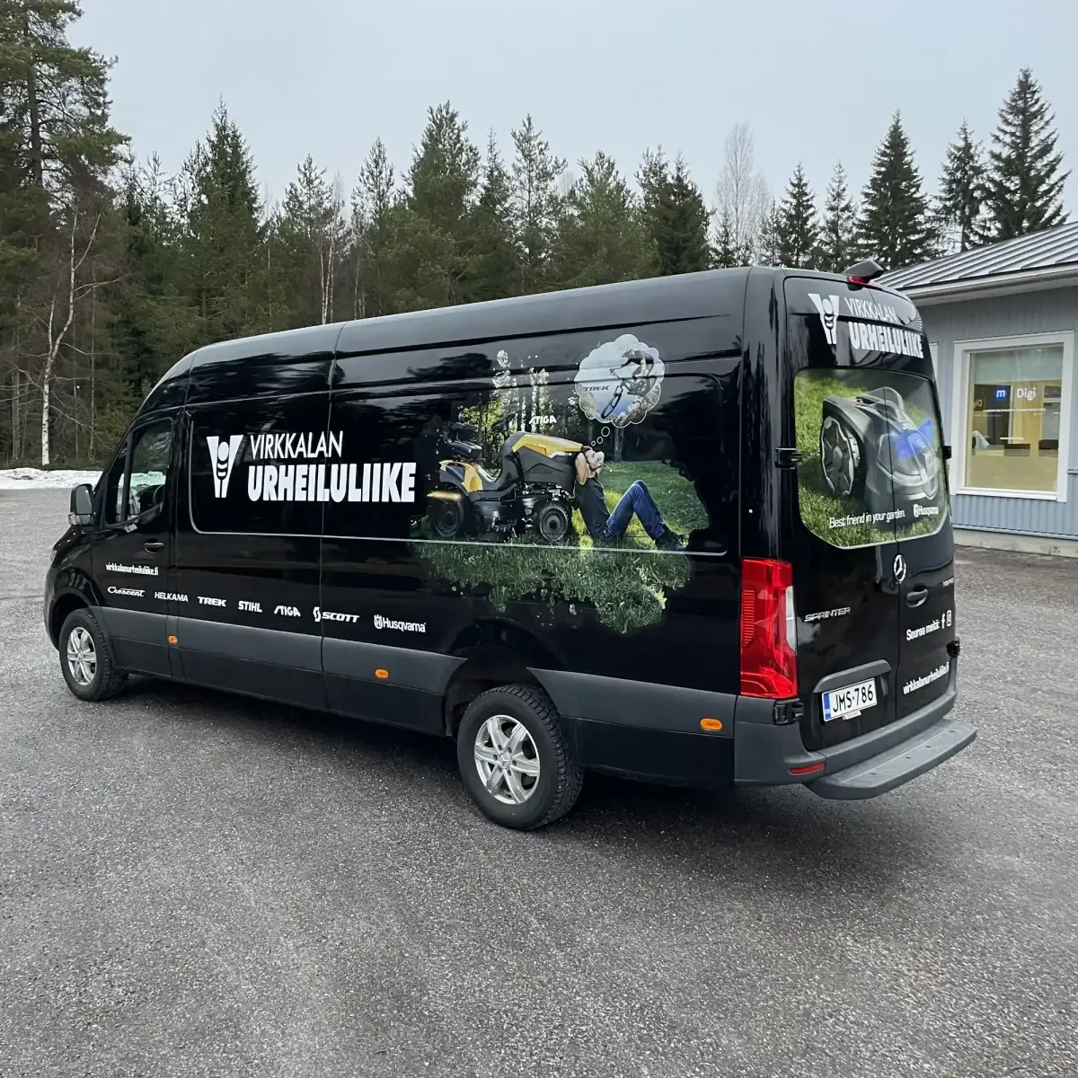Svart paketbil i sidoprofil