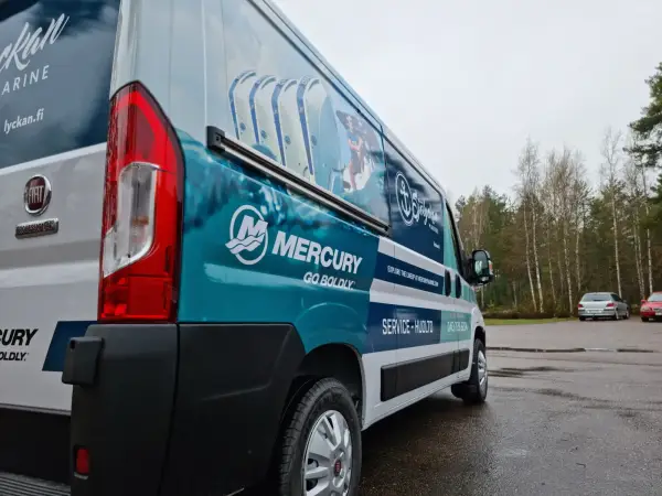 Printgrafik på en paketbil