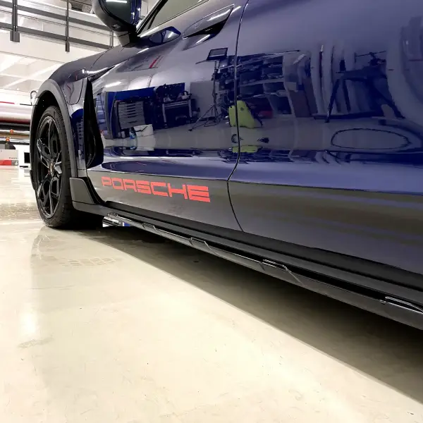 Blå Porsche i sidoprofil
