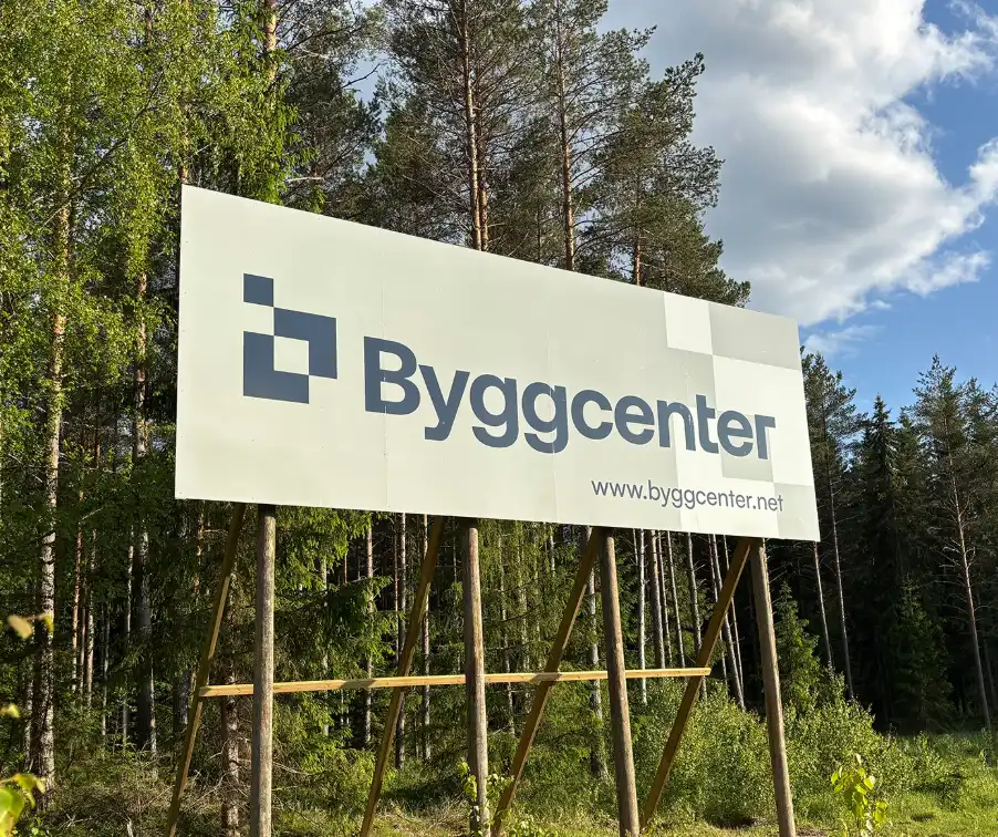 Skylt framför en skog