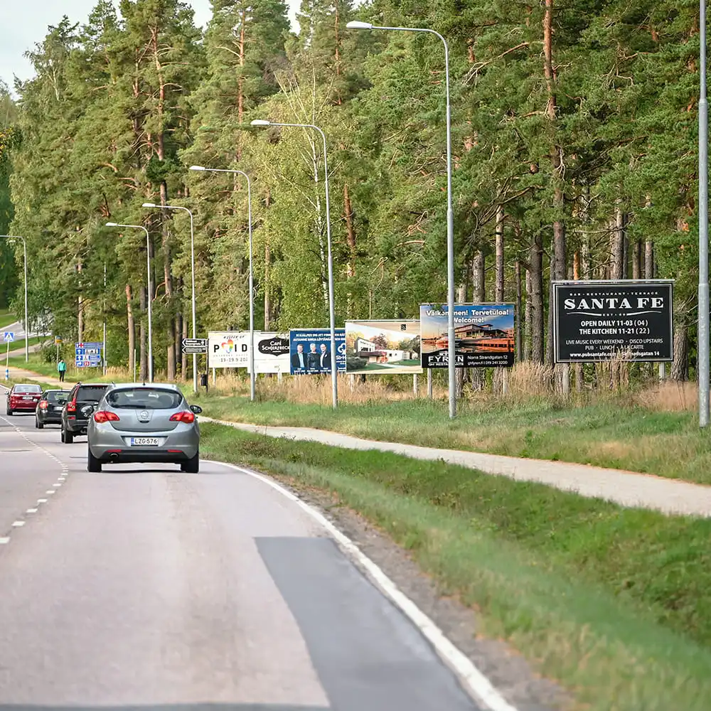 Bilar kör längs med skyltad väg