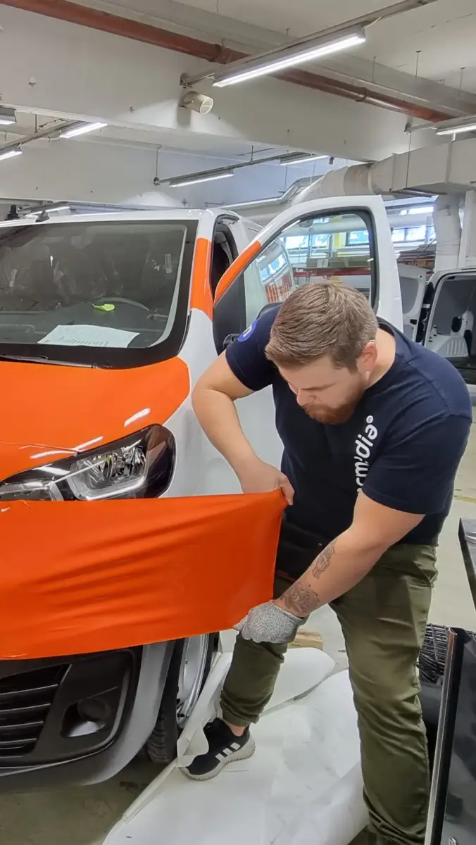 Installation av wrap på en paketbil